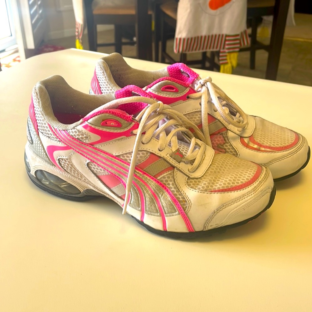 woman’s Size 6 puma